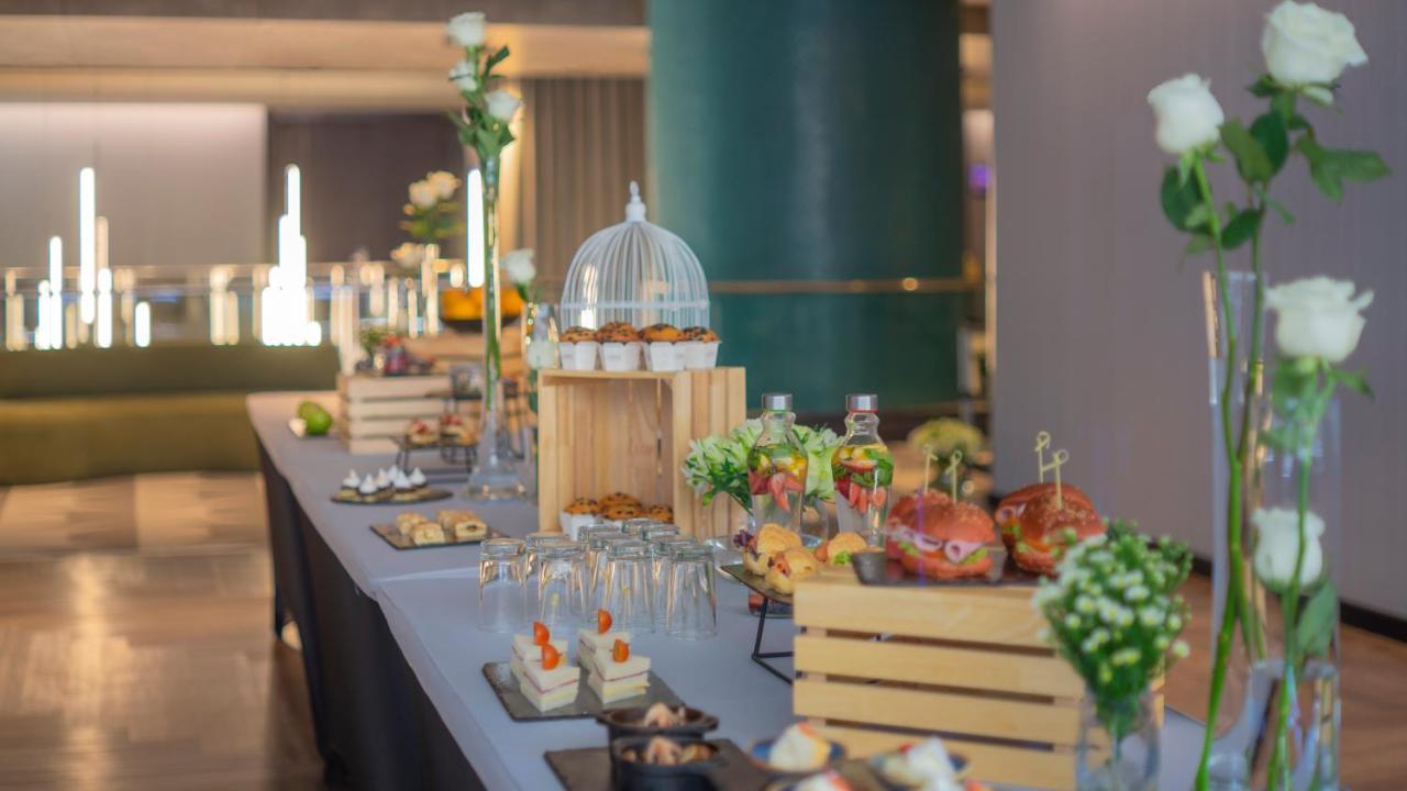 Pullman Santiago El Bosque Hotel Ngoại thất bức ảnh A buffet at a hotel