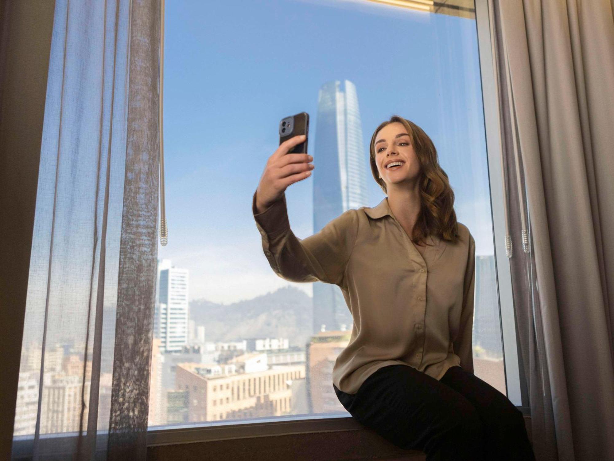 Pullman Santiago El Bosque Hotel Ngoại thất bức ảnh A woman taking a selfie