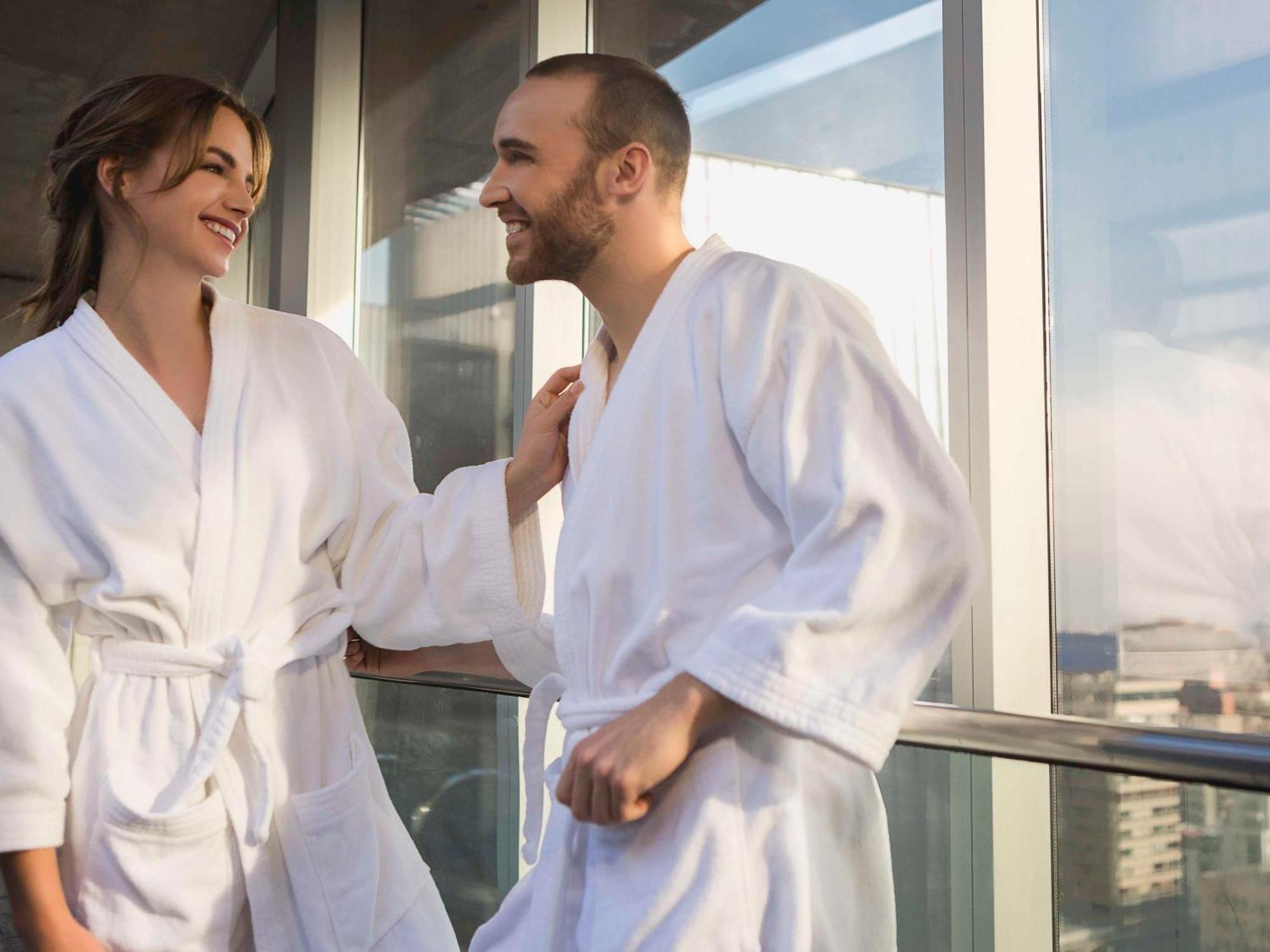 Pullman Santiago El Bosque Hotel Ngoại thất bức ảnh A couple wearing bathrobes
