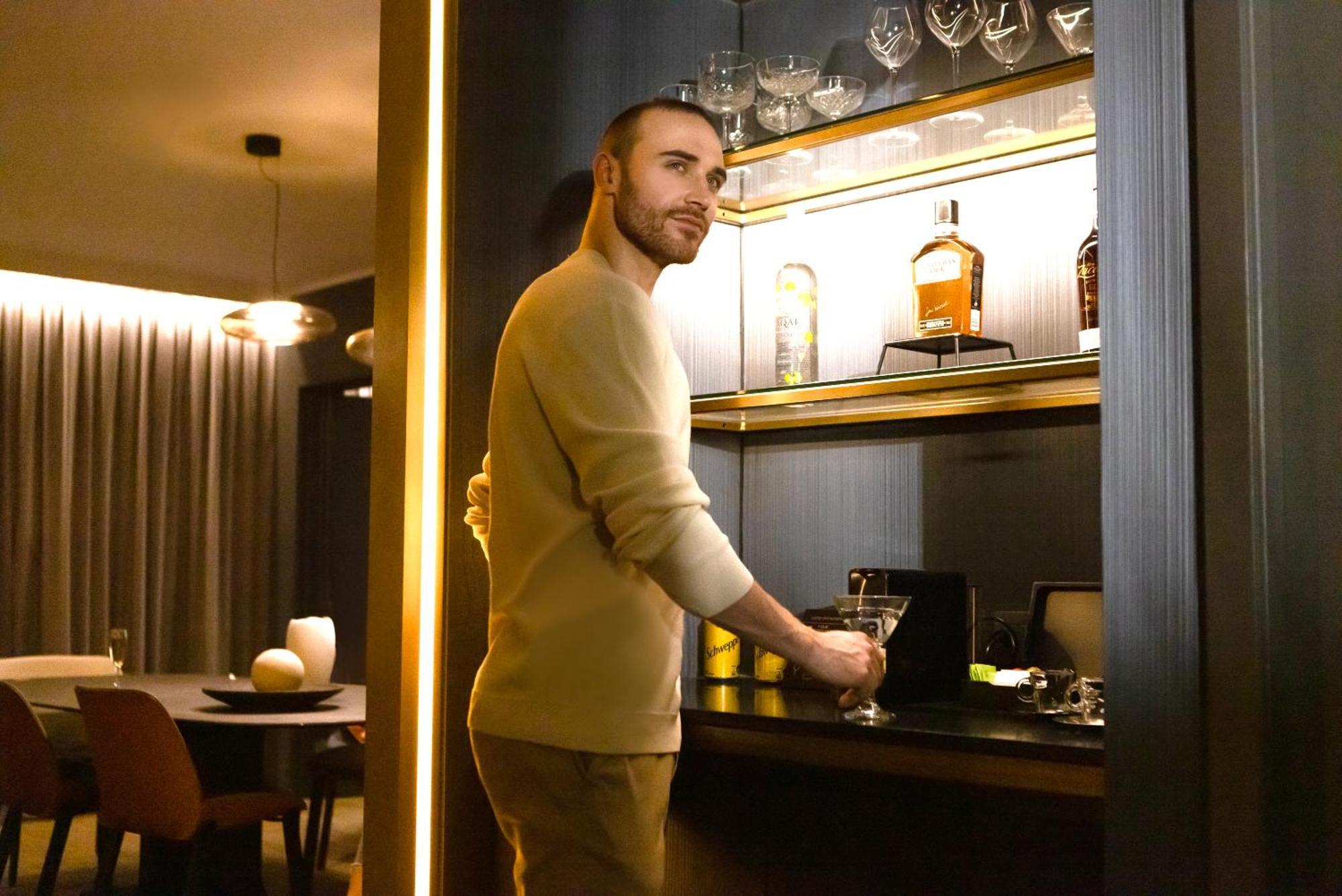 Pullman Santiago El Bosque Hotel Ngoại thất bức ảnh A bartender at work