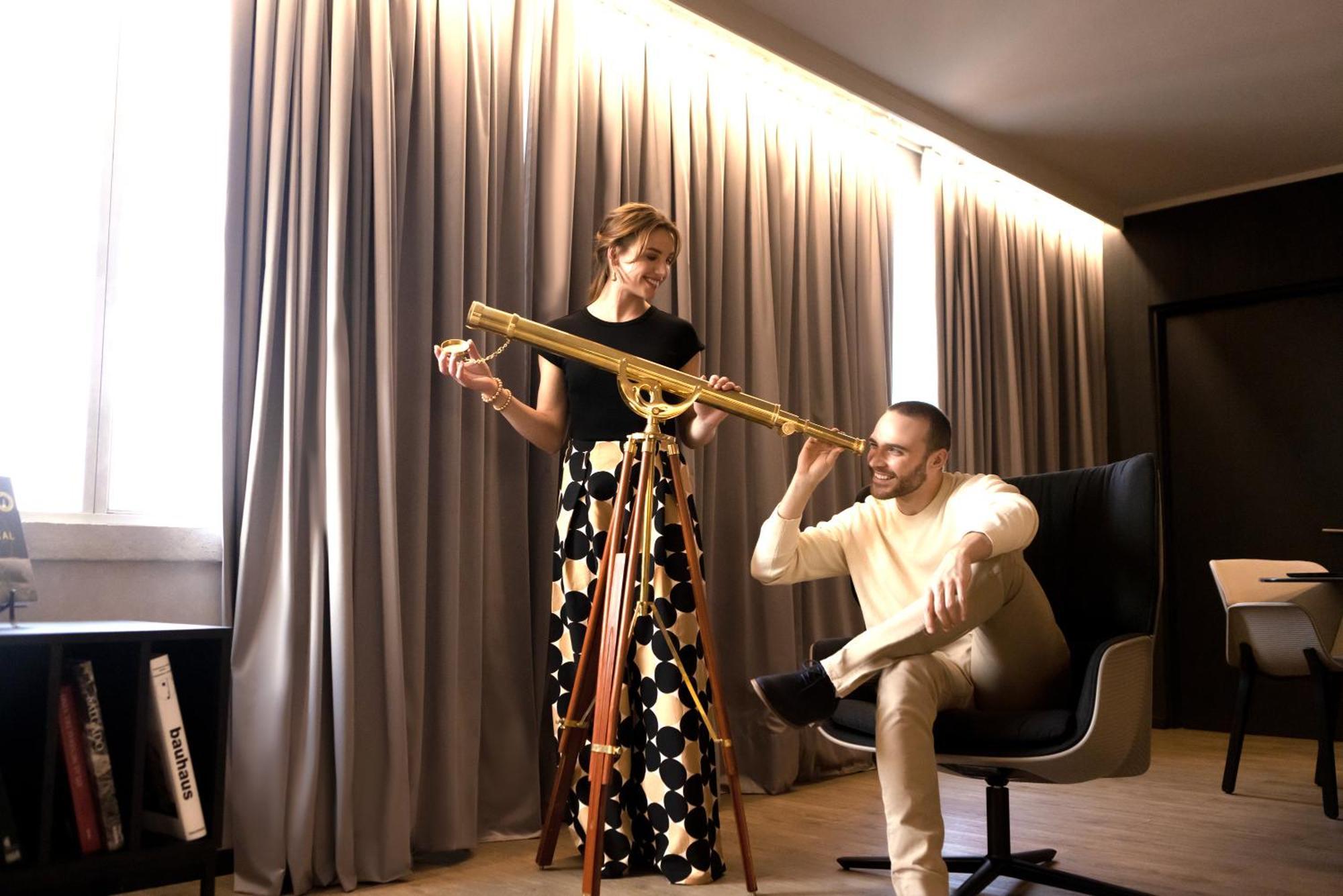Pullman Santiago El Bosque Hotel Ngoại thất bức ảnh The 2015 winner, the Russian duo Sergey Ivanov and Ekaterina Ivanova, with the 2015 winner's trophy