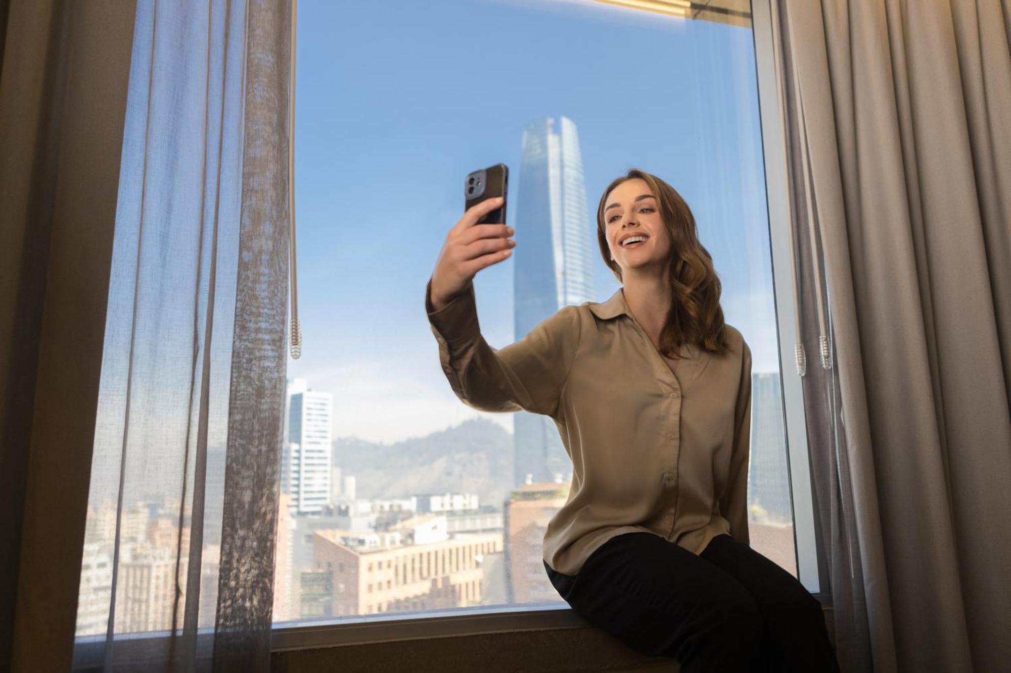 Pullman Santiago El Bosque Hotel Ngoại thất bức ảnh A woman taking a selfie