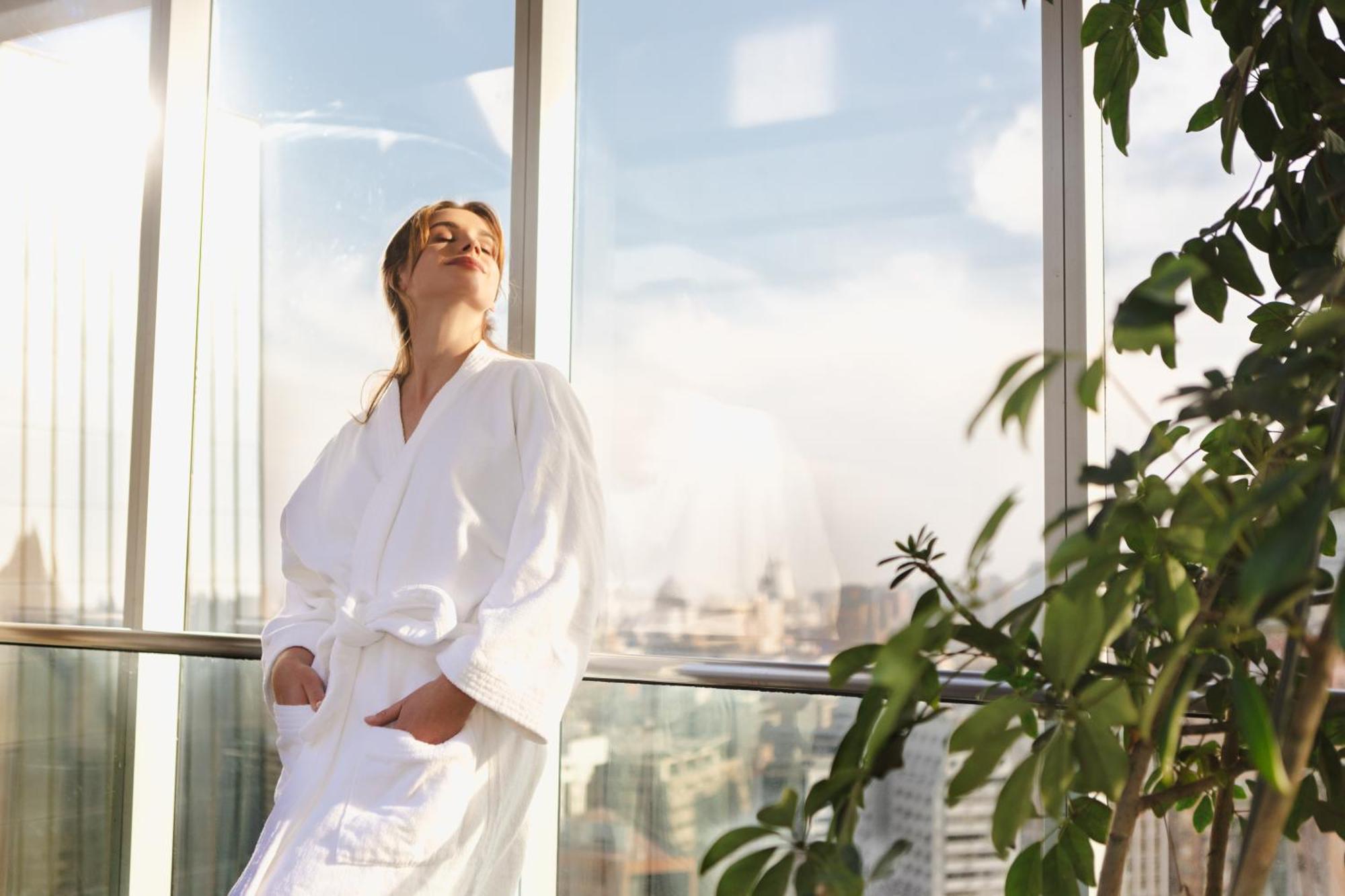 Pullman Santiago El Bosque Hotel Ngoại thất bức ảnh A woman wearing a bathrobe