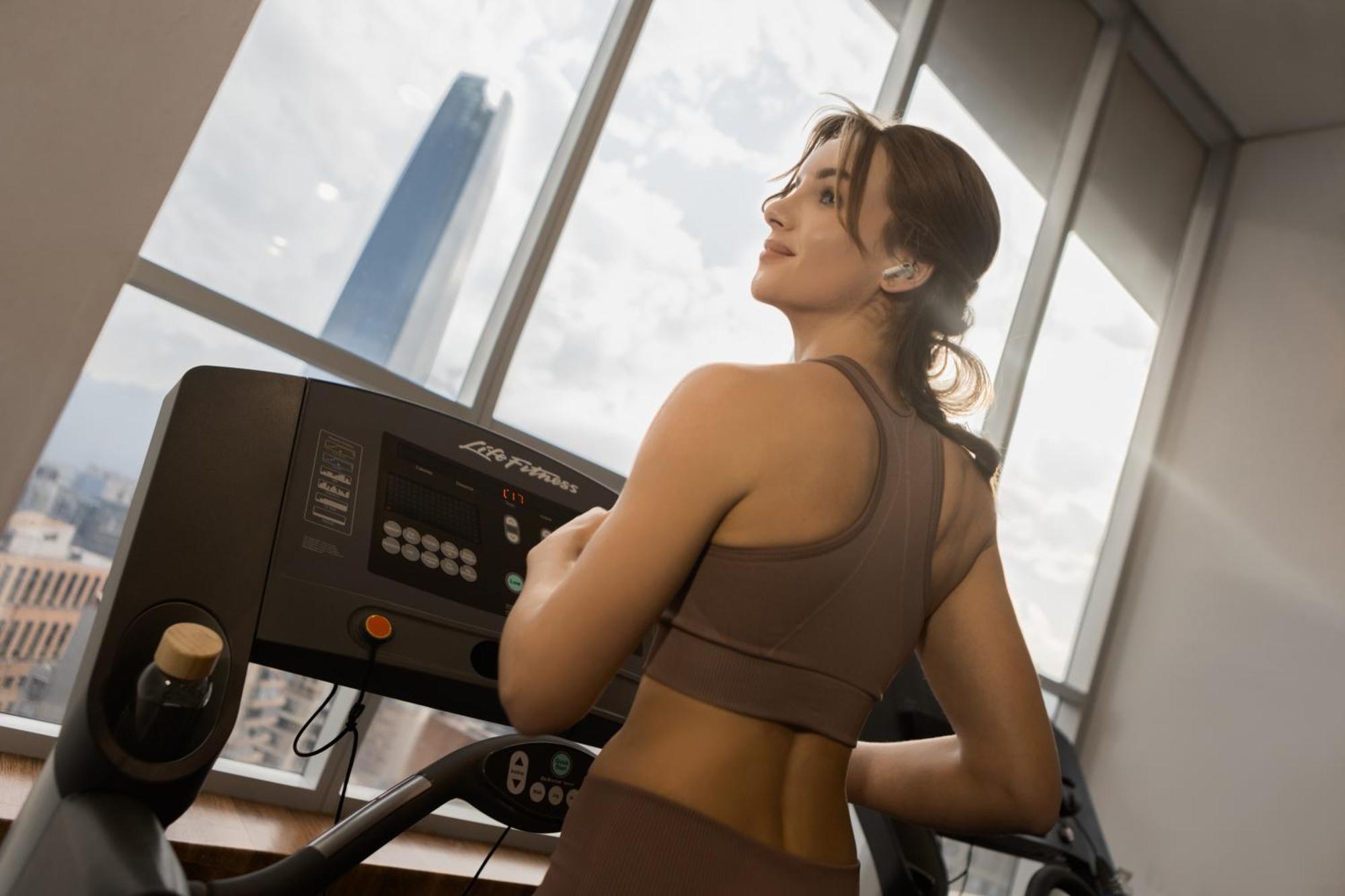 Pullman Santiago El Bosque Hotel Ngoại thất bức ảnh A woman exercising on a treadmill