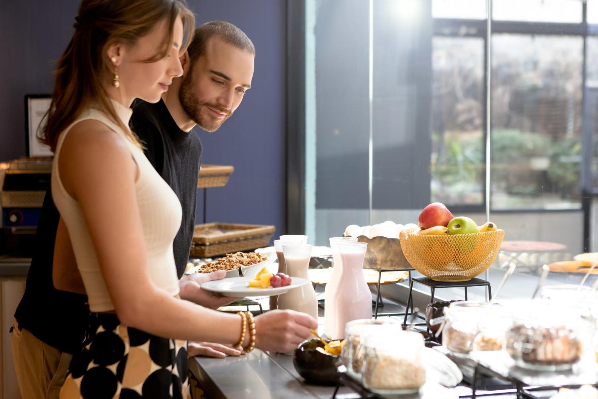 Pullman Santiago El Bosque Hotel Ngoại thất bức ảnh A couple cooking together