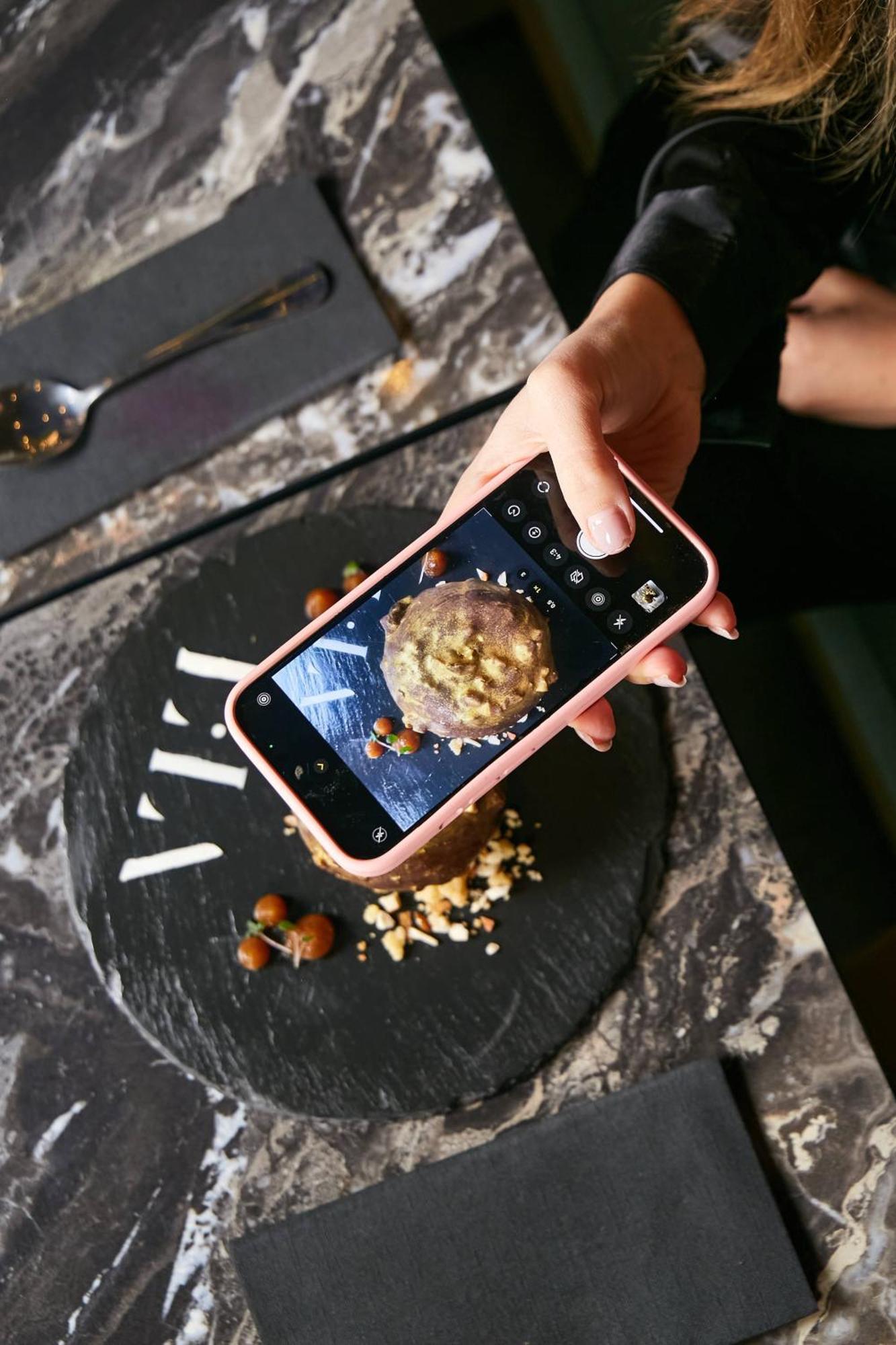 Pullman Santiago El Bosque Hotel Ngoại thất bức ảnh A smartphone being used to take a photograph of a food item