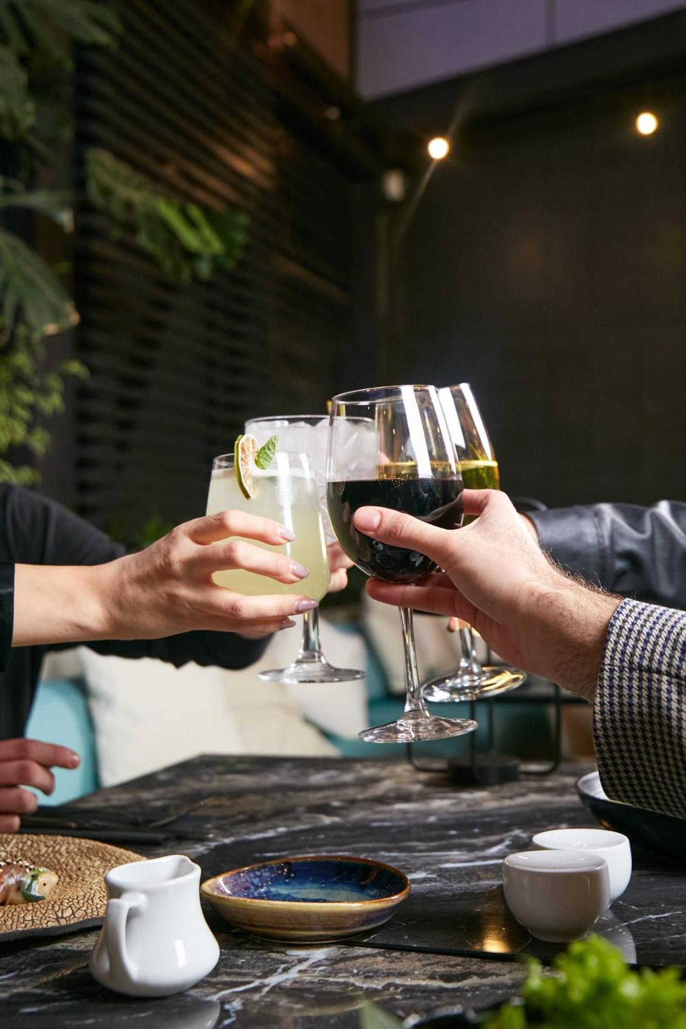 Pullman Santiago El Bosque Hotel Ngoại thất bức ảnh A toast with wine and cocktails