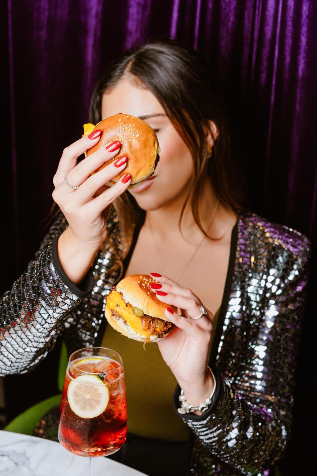 Pullman Santiago El Bosque Hotel Ngoại thất bức ảnh A woman eating a hamburger